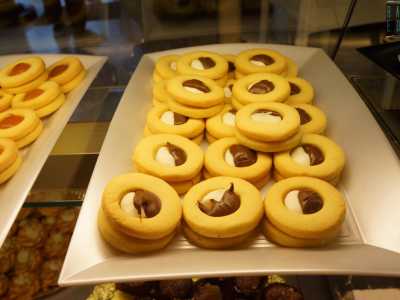 Occhi di bue - Che il loro ripieno �a vista� sia a base di marmellata di albicocche, di nutella o crema di pistacchio, questi biscotti forati al centro non possono mai mancare in una pasticceria. Sono nati in Svizzera....